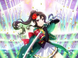  1girl akikaze_rui armor black_gloves black_hair closed_mouth confetti elbow_gloves fingerless_gloves flower game_cg gloves green_kimono hair_flower hair_ornament holding holding_sword holding_weapon japanese_clothes kimono long_hair looking_at_viewer official_art ootachi pleated_skirt ponytail red_eyes shoujo_kageki_revue_starlight shoujo_kageki_revue_starlight_-re_live- shoulder_armor sidelocks skirt skirt_under_kimono smile solo stage_lights standing sword two-handed upper_body wavy_hair weapon white_skirt 