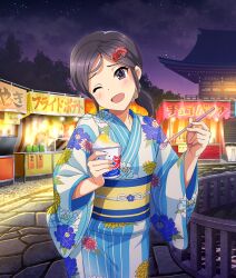  1girl ;d architecture bag black_eyes black_hair blue_kimono blush chocolate-covered_food chocolate_banana cowboy_shot east_asian_architecture floral_print floral_print_kimono food_stand game_cg green_bag hair_ornament hair_scrunchie head_tilt holding_shaved_ice holding_straw japanese_clothes kimono long_sleeves low_ponytail night obi official_art one_eye_closed open_mouth outdoors paper_bag parted_bangs partially_translated ponytail print_kimono purple_pupils purple_sky railing sash scrunchie short_ponytail sky smile solo star_(sky) starry_sky steam stone_walkway summer_festival tamaki_marie third-party_source toji_no_miko toji_no_miko:_kizamishi_issen_no_tomoshibi translation_request water white_scrunchie yellow_sash yukata 