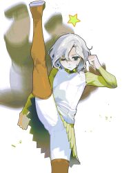  2boys bags_under_eyes black_eyes boots dungeon_meshi elf fighting_stance gapamopa gorget green_shirt grey_hair high_kick highres kicking lazy_eye long_sleeves looking_at_viewer male_focus mithrun multiple_boys notched_ear pointy_ears shirt short_hair thigh_boots tunic uneven_eyes wavy_hair white_background 