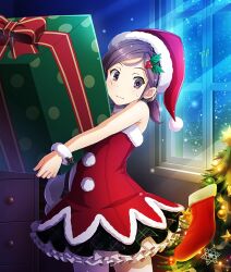  1girl bare_shoulders bell box carrying christmas_ornaments christmas_present christmas_tree closed_mouth cowboy_shot dappled_moonlight dark_room drawer dress fur-trimmed_dress fur-trimmed_headwear fur_collar fur_trim fur_wristbands game_cg gift gift_box green_skirt hair_ornament hair_scrunchie hat holding holding_box holly_hair_ornament indoors layered_skirt low_ponytail moonlight night official_art pink_pupils plaid_clothes plaid_skirt pom_pom_(clothes) ponytail purple_hair red_dress red_hat santa_costume santa_dress santa_hat scrunchie short_hair short_ponytail skirt sleeveless sleeveless_dress small_sweatdrop snowing solo tamaki_marie third-party_source toji_no_miko toji_no_miko:_kizamishi_issen_no_tomoshibi violet_eyes white_scrunchie white_skirt window 