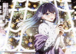  1girl absurdres anime_coloring aqua_eyes aqua_nails aran_sweater black_hair blue_eyes blue_hair blurry blurry_background blush breath cable_knit christmas christmas_ornaments christmas_tree cup disposable_coffee_cup disposable_cup earrings eyelashes floating_hair fringe_trim gradient_hair hands_up happy highres hirayama_kanna holding holding_cup jewelry kurokawa_akane long_hair long_sleeves looking_at_viewer multicolored_hair nail_polish night non-web_source nose_blush official_art open_mouth oshi_no_ko outdoors purple_scarf ribbed_sweater scan scarf self-scan smile snowflake_earrings snowing solo steam straight_hair sweater swept_bangs teeth turtleneck turtleneck_sweater upper_body upper_teeth_only white_sweater winter 