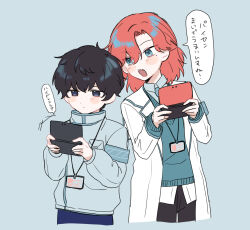  2boys aqua_necktie aqua_sweater armband black_hair black_pants blue_armband blue_eyes blue_jacket blush coat collared_shirt commentary_request cowboy_shot dress_shirt handheld_game_console highres holding holding_handheld_game_console hyoutenka_30-do_no_zetsubou id_card jacket kuchinashi_dabi lanyard male_focus medium_hair multiple_boys necktie nintendo_3ds pants playing_games qiquan_gente red_hair sharp_teeth shirt short_hair simple_background sweater teeth tonimura_yui translation_request untucked_shirt white_coat white_shirt 