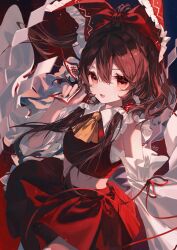  1girl absurdres ascot bow brown_hair chest_sarashi chinese_commentary commentary_request detached_sleeves frilled_bow frilled_hair_tubes frills hair_bow hair_tubes hakurei_reimu highres holding holding_ofuda long_hair looking_at_viewer midriff ofuda open_mouth red_bow red_eyes red_skirt revision ringo_no_usagi sarashi skirt skirt_set smile solo touhou yellow_ascot 