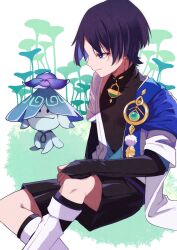  1boy absurdres aqua_gem aranara_(genshin_impact) ararycan_(genshin_impact) armor arms_at_sides black_bodysuit black_bridal_gauntlets black_hair black_shorts blue_cape blue_kimono blue_sleeves blunt_ends bodysuit bridal_gauntlets bright_pupils cape closed_mouth colored_inner_hair commentary_request covered_collarbone eyelashes eyeliner feathers furisode gem genshin_impact hakama hakama_shorts hand_on_own_knee highres iwoarazumi129 japanese_armor japanese_clothes juban kimono kote kurokote layered_sleeves leg_warmers looking_at_creature makeup male_focus mandarin_collar middle_ring multicolored_hair open_clothes open_kimono outdoors parted_bangs plant pleated_shorts pom_pom_(clothes) purple_hair red_eyeliner scaramouche_(genshin_impact) short_sleeves shorts shoulder_peek side_cape sitting smile tsurime violet_eyes vision_(genshin_impact) wanderer_(genshin_impact) white_background white_kimono white_leg_warmers white_pupils white_sleeves yellow_feathers 