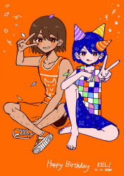  +++ 2025 2boys :d :q absurdres alternate_eye_color arm_between_legs bare_arms bare_legs bare_shoulders barefoot bright_pupils brown_hair character_name checkered_clothes checkered_shirt collarbone commentary_request confetti crossed_ankles dark-skinned_male dark_skin dated dot_nose double-parted_bangs dual_persona elbow_on_knee fingernails flat_color foreshortening full_body grin hair_behind_ear hair_between_eyes hand_up hands_up happy_birthday hat highres indian_style kel_(faraway)_(omori) kel_(headspace)_(omori) kel_(omori) knee_up komekopan_720 leg_hair looking_at_viewer male_focus multiple_boys multiple_hats omori orange_background orange_eyes orange_hat orange_shoes orange_shorts orange_tank_top party_hat purple_hair purple_hat purple_shorts shirt shoes short_hair shorts simple_background sitting sleeveless sleeveless_shirt smile sparkle star_(symbol) tank_top toenails toes tongue tongue_out v v-shaped_eyebrows v_over_mouth white_pupils yellow_hat 