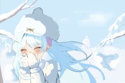  1girl ^_^ arahashi_tabi beanie blue_hair blush branch character_name character_snowman closed_eyes commentary_request covering_own_mouth floating_hair hands_up happy hat highres korean_commentary long_hair mittens pungdangi_(arahashi_tabi) snow snowman solo stellive sweater upper_body virtual_youtuber white_sweater winter yukiho_2009 