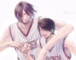  2boys arm_around_shoulder basketball_uniform closed_eyes height_difference himuro_tatsuya kuroko_no_basuke long_hair male multiple_boys murasakibara_atsushi open_mouth short_hair smile sportswear sweat 