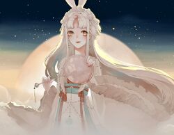  1girl animal_ears beads blue_sky bow bow-shaped_hair chinese_commentary circlet closed_mouth clouds commentary_request cowboy_shot crescent crescent_earrings crescent_hair_ornament double_bun earrings eyelashes eyeshadow faint_moon_dew_(shining_nikki) floating_hair frilled_sleeves frills full_moon gradient_sky hair_beads hair_bun hair_ornament hand_fan happy highres holding holding_fan jewelry light_blush light_particles lipstick long_hair long_sidelocks long_sleeves makeup moon nikki_(series) official_alternate_color outdoors pink_eyeshadow pom_pom_(clothes) pom_pom_hair_ornament rabbit_ears rabbit_girl red_bow red_lips shining_nikki sidelocks sky smile solo songkua_niangao standing tuanshan twilight very_long_hair waist_bow wavy_hair white_hair wide_sleeves wind yellow_eyes yellow_hanfu yellow_sky 