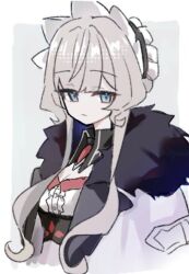  1girl black_collar blue_eyes bonnet brown_hair closed_mouth coat collar commentary_request detached_collar dress fatui_coat fur-trimmed_coat fur_trim genshin_impact grey_background hair_ornament jikyuu_jisoku_(zikyuuu) looking_at_viewer sandrone_(genshin_impact) short_hair_with_long_locks simple_background solo upper_body white_coat white_headdress 