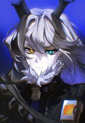 1girl badge black_coat black_horns blue_background close-up closed_mouth coat commentary fur-trimmed_coat fur_trim grey_fur grey_hair hair_between_eyes heterochromia highres horns long_hair long_horns long_sleeves looking_to_the_side multicolored_eyes pichisabu3 shaded_face solo standing star-shaped_pupils star_(symbol) sunbringer_(zenless_zone_zero) symbol-shaped_pupils upper_body wavy_hair zenless_zone_zero 