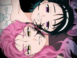  2girls alien_stage black_blood black_hair blood blood_on_face blood_splatter bow commentary_request earrings hairband highres jewelry korean_commentary long_hair mizi_(alien_stage) multiple_girls pink_hair rotational_symmetry short_hair smile sphere_earrings sua_(alien_stage) violet_eyes white_bow white_hairband yellow_eyes yezz_io 
