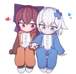  2girls blue_eyes blush bow brown_hair closed_mouth commentary_request double-parted_bangs gosegu hair_between_eyes hair_bow hair_ornament heart hh highres holding_hands invisible_chair jururu long_hair long_sleeves multiple_girls onesie pink_eyes purple_bow short_hair simple_background sitting smile virtual_youtuber waktaverse white_background white_hair x_hair_ornament yuri 