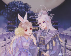  2girls absurdres animal_ears architecture beads black_hanfu black_sky blue_gem brown_hair capelet chinese_clothes chinese_commentary chinese_hairpin circlet closed_mouth commentary_request crescent crescent_hair_ornament crown double_bun east_asian_architecture eyelashes eyeshadow faint_moon_dew_(shining_nikki) feather-trimmed_capelet fence flower forehead forehead_jewel frilled_sleeves frills full_moon gem grey_robe hair_beads hair_bun hair_flower hair_ornament hairpin half_updo hand_fan hanfu happy height_difference highres holding holding_fan lipstick locked_arms long_hair long_sidelocks long_sleeves looking_at_another looking_at_viewer makeup mo_le_ge_yi moon moonset_(shining_nikki) multiple_girls multiple_hairpins night nikki_(series) nostrils outdoors palace pink_eyeshadow pom_pom_(clothes) pom_pom_hair_ornament purple_capelet purple_hanfu rabbit_ears rabbit_girl red_eyes red_lips robe shining_nikki sidelocks single_hair_bun sky smile tree tuanshan upper_body violet_eyes watermark weibo_watermark white_hair wide_sleeves yunjian 