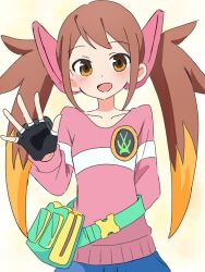  1girl :d arm_behind_back badge bag black_gloves blue_shorts blush brown_hair button_badge collarbone colored_tips commentary denim denim_shorts fingerless_gloves gloves green_bag hair_ornament hand_up highres iroha_(p&amp;d) long_hair long_sleeves looking_at_viewer multicolored_hair open_hand open_mouth orange_eyes orange_hair pink_sweater puzzle_&amp;_dragons puzzle_&amp;_dragons_z shorts sidelocks single_horizontal_stripe single_stripe smile solo straight-on sweater twintails upper_body very_long_hair waist_bag waving yayamadai yellow_background 