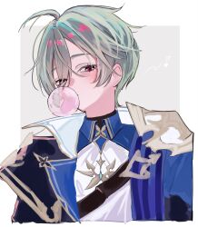  1boy ahoge armor belt belt_collar black_belt blowing_bubble_gum blue_shirt blush chewing chewing_gum choker coat collar collared_shirt genshin_impact green_hair grey_background hair_between_eyes half-closed_eyes head_tilt highres light_blush lohen_(genshin_impact) long_sleeves looking_at_viewer male_focus mfmftoku mole mole_under_eye multicolored_eyes musical_note shirt short_hair shoulder_armor solo two-tone_background upper_body white_background 