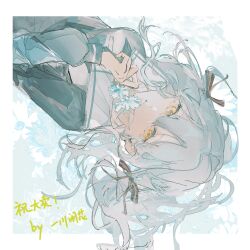  1girl absurdres bang_dream! bang_dream!_it's_mygo!!!!! black_ribbon blue_background blue_hair blue_shirt border chinese_commentary chinese_text commentary_request flower hair_ribbon highres holding holding_flower long_hair looking_at_viewer lying on_back ribbon school_uniform shirt sidelocks solo togawa_sakiko translation_request tsukinomori_school_uniform two_side_up upper_body upside-down white_border yellow_eyes yi_chuan_xian_hua 