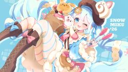  1girl absurdres apron aqua_eyes aqua_hair asymmetrical_legwear battle_nuko blue_bow blue_dress blue_sleeves blue_thighhighs blush boots bow bowtie brown_hat character_name collared_dress commentary_request dessert detached_sleeves double-parted_bangs dress dress_bow food food-themed_clothes food-themed_hat_ornament foot_out_of_frame footwear_bow frilled_apron frills fur-trimmed_dress fur-trimmed_sleeves fur_trim hair_between_eyes hair_ornament hat hat_ornament hatsune_miku highres holding holding_tongs long_hair long_sleeves looking_at_viewer medium_dress mismatched_legwear mismatched_thighhighs musical_note-themed_food necktie official_alternate_costume official_alternate_hairstyle one_eye_closed open_mouth pink_bow pink_bowtie pink_necktie puffy_short_sleeves puffy_sleeves rabbit rabbit_yukine short_sleeves sleeve_bow snowflake_print striped_clothes thigh-highs tongs twintails two-tone_sleeves very_long_hair vocaloid wavy_hair white_apron white_bow white_rabbit_(animal) white_sleeves wide_sleeves yuki_miku yuki_miku_(2026) 