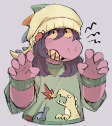  1girl alternate_costume beanie black_eyes blush brown_hair colored_sclera colored_skin colored_teeth commentary deltarune freckles furry furry_female green_shirt grey_background hat highres long_hair nomu_poncha open_mouth purple_skin reptile_girl sharp_teeth shirt short_sleeves simple_background solo susie_(deltarune) t-shirt teeth untranslatable_commentary upper_body utdr_(toby_fox) yellow_hat yellow_sclera yellow_teeth 