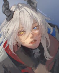  1girl black_horns blue_background blue_eyes collared_cape commentary earrings eldreda_sunbringer four-pointed_star grey_hair hair_between_eyes heterochromia highres horns jewelry long_hair parted_lips portrait primaros_drip solo sparkling_eyes star_(symbol) star_earrings yellow_eyes zenless_zone_zero 