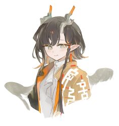  1girl arknights black_hair black_jacket bright_pupils brown_jacket closed_mouth commentary cropped_torso earrings eyeliner green_eyes highres horns iwis jacket jewelry jie_(arknights) light_blush long_hair looking_at_viewer makeup multicolored_hair open_clothes open_jacket orange_eyeliner orange_hair orange_jacket pointy_ears shirt simple_background smile solo streaked_hair white_background white_pupils white_shirt 