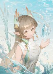  1girl arknights bare_shoulders brown_hair caustics chinese_commentary closed_mouth commentary_request crystal dress elf hair_ornament hand_up highres kei_kei_(854174652) long_hair looking_at_viewer mole mole_under_eye muelsyse_(arknights) muelsyse_(young_branch)_(arknights) official_alternate_costume pointy_ears sleeveless sleeveless_dress smile solo upper_body water water_drop white_dress yellow_eyes 