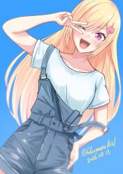  1girl bang_dream! bang_dream!_yumemita blonde_hair blue_background blue_overalls collarbone commentary_request feet_out_of_frame fukumaru1021 hair_ornament hairclip highres long_hair nakamachi_arale one_eye_closed overalls red_eyes shirt simple_background solo standing twitter_username v 