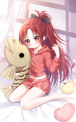 1girl :o antenna_hair artist_name bare_legs barefoot black_bow bow casual chinese_commentary collarbone commentary_request curtains dot_nose expressionless eyelashes feet full_body hair_bow hand_up heart heart-shaped_pillow high_ponytail highres holding holding_stuffed_toy hood hood_down hoodie indoors light_blush light_particles long_hair long_sleeves looking_at_viewer mahou_shoujo_madoka_magica mahou_shoujo_madoka_magica_plus midriff navel official_alternate_costume on_bed orange_eyes oversized_object parted_bangs parted_lips pillow ponytail puffy_long_sleeves puffy_sleeves red_hair red_hoodie red_shorts sakura_kyoko shimo_shiina short_shorts shorts sitting solo stuffed_animal stuffed_fish stuffed_toy toes tsurime very_long_hair window yokozuwari