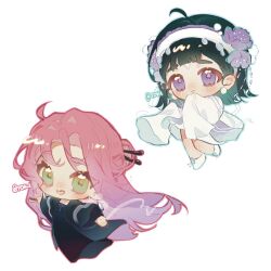  2girls alien_stage black_hair black_jacket chibi chibi_only chinese_clothes chinese_commentary commentary flower gradient_hair green_eyes hair_ornament hair_stick hairband highres jacket mizi_(alien_stage) multicolored_hair multiple_girls pink_hair purple_flower purple_hair signature sua_(alien_stage) tokitokiee two-tone_hair violet_eyes white_background white_hairband white_jacket 