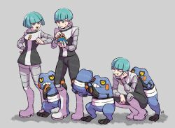  1girl 2boys black_pants blunt_bangs bodysuit bodysuit_under_clothes closed_eyes commentary_request croagunk dress green_eyes green_hair grey_background grey_bodysuit grin high_collar multiple_boys open_mouth pants pokemon pokemon_(creature) pokemon_diamond/pearl/platinum shimotsuki_noboru smile team_galactic team_galactic_grunt team_galactic_uniform 