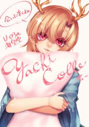  1girl absurdres antlers blonde_hair blue_shirt character_name commentary_request fang highres horns hugging_object kicchou_yachie looking_at_viewer pillow pillow_hug red_eyes same_tiii shirt short_sleeves simple_background skin_fang smile solo sparkle touhou translation_request turtle_shell upper_body white_background 