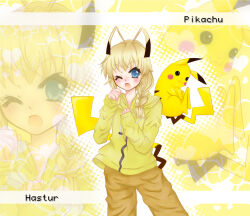  1boy :3 antenna_hair blonde_hair blue_eyes blush bow braid braided_ponytail brown_shorts character_name closed_mouth color_connection commentary_request contrapposto cowboy_shot crossover hair_bow hair_over_shoulder haiyore!_nyaruko-san halftone halftone_outline hands_up hastur_(nyaruko-san) hood hood_down hoodie long_hair long_sleeves looking_at_viewer low-tied_long_hair low_ponytail male_focus midair noriha one_eye_closed open_mouth outline pikachu pokemon pokemon_(creature) ponytail shorts sleeves_past_wrists solo standing trap white_outline yellow_hoodie yellow_tail zoom_layer 