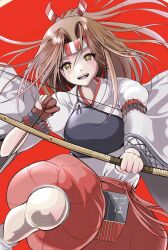  1girl agano_class_no3 apron arrow_(projectile) bow_(weapon) brown_eyes brown_gloves brown_hair commentary_request curtained_hair gloves hakama hakama_shorts headband highres holding holding_bow_(weapon) holding_weapon japanese_clothes kantai_collection kimono looking_at_viewer muneate partially_fingerless_gloves puffy_shorts red_background red_shorts shorts single_glove smile solo striped_headband weapon white_kimono wide_sleeves yugake zuihou_(kancolle) 