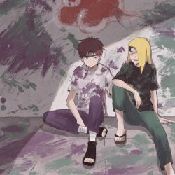  2boys against_wall asymmetrical_bangs black_shirt blonde_hair blue_eyes closed_mouth commentary_request deidara_(naruto) forehead_protector green_pants hand_on_another's_shoulder highres long_hair looking_at_another male_focus multiple_boys naruto_(series) naruto_shippuuden official_alternate_costume open_mouth outdoors paint pants purple_pants red_eyes red_hair sandals sasori_(naruto) shirt sidewalk sitting situ17 smile white_shirt 