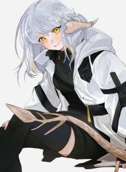  1girl au_ra blonde_hair dragon_girl dragon_horns dragon_tail final_fantasy final_fantasy_xiv flower gloves hair_flower hair_ornament highres horns jacket looking_at_viewer low_horns moth_ram multicolored_hair original scales simple_background sitting smile solo tail thigh-highs two-tone_hair warrior_of_light_(ff14) white_background white_hair white_horns white_jacket white_scales white_tail yellow_eyes 
