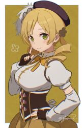  1girl beret black_corset black_gloves black_hat blonde_hair blush_stickers border bow bowtie breasts closed_mouth commentary_request corset detached_sleeves drill_hair finger_to_cheek fingerless_gloves from_side gloves green_eyes gyorui_(katsuwo_drawing) hair_ornament hand_on_own_hip hand_up hat highres index_finger_raised looking_at_viewer magical_girl mahou_shoujo_madoka_magica mahou_shoujo_madoka_magica_(anime) medium_breasts outside_border parted_bangs plume puffy_short_sleeves puffy_sleeves shirt short_sleeves signature smile solo tomoe_mami tomoe_mami_(magical_girl) twin_drills upper_body white_border white_shirt white_sleeves yellow_background yellow_bow yellow_bowtie 