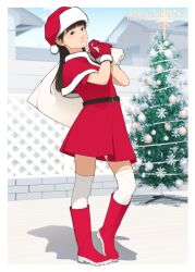  1girl belt black_belt black_hair boots christmas_tree closed_mouth commentary_request dress full_body fur-trimmed_gloves fur_trim gloves hat highres holding holding_sack inoue_haruka_(shinchou_ni_kansuru_kousatsu) looking_at_viewer original pom_pom_(clothes) red_boots red_gloves sack santa_costume santa_dress santa_hat shinchou_ni_kansuru_kousatsu solo thigh-highs trellis white_thighhighs 