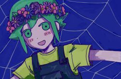  1boy basil_(headspace)_(omori) basil_(omori) blue_overalls blush colored_skin commentary_request double-parted_bangs flower flower_wreath green_eyes green_hair green_shirt head_wreath highres looking_at_viewer male_focus omori open_mouth overalls purple_background scene_reference shirt short_hair short_sleeves sidelocks silk simple_background smile solo spider_web t-shirt tamponade white_skin 