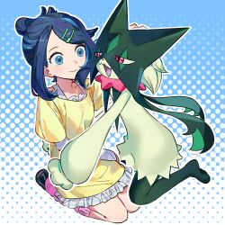  1girl aloij0 alternate_costume black_hair black_shoes blue_eyes closed_mouth collarbone commentary_request dress furry hair_ornament hairclip hand_up highres korean_commentary liko_(pokemon) medium_hair meowscarada outline pink_socks pokemon pokemon_(anime) pokemon_(creature) pokemon_horizons shoes sidelocks smile socks swept_bangs yellow_dress 