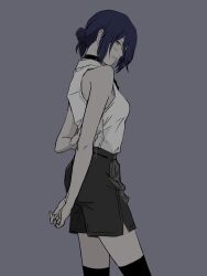  1girl arm_behind_back blush breasts chainsaw_man choker commentary_request green_eyes hair_bun highres purple_hair reze_(chainsaw_man) shirt short_hair shorts simple_background single_hair_bun sleeveless sleeveless_shirt small_breasts smug socks upper_body white_shirt zettai_ryouiki 