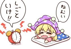  1girl alarm_clock alternate_costume blonde_hair chibi chibi_only clock clownpiece commentary_request drooling fairy fairy_wings futon hat highres jester_cap long_hair lying mouth_drool on_stomach pink_shirt polka_dot_headwear purple_hat shirt shitacemayo simple_background sleepy solo speech_bubble touhou translation_request under_covers white_background wings 