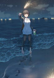  1girl absurdres barefoot beach beer_can black_hair black_jacket black_leggings brown_eyes can chang_chin-lan commentary_request drawstring drink_can fireworks footprints highres holding holding_can holding_fireworks hood hoodie horizon jacket kamiina_botan_yoeru_sugata_wa_yuri_no_hana leggings night ocean open_mouth outdoors short_hair smile solo sparkler toes tsunenorip white_hoodie 