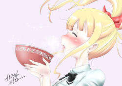  1girl black_bow black_bowtie blonde_hair blush bow bowl bowtie closed_eyes commentary_request dress_shirt drooling floating_hair food from_side hair_bow holding holding_bowl kawasaki_yukiro koizumi_(ramen_daisuki_koizumi-san) long_hair noodles nose_blush open_mouth ponytail profile ramen ramen_daisuki_koizumi-san red_bow shirt sign sparkle steam white_shirt 