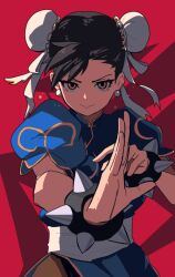  1girl blue_dress bracelet brown_eyes bun_cover chinese_clothes chun-li closed_mouth commentary double_bun dress fighting_stance hair_bun highres jewelry korean_commentary light_smile lineni looking_at_viewer qipao red_background solo spiked_bracelet spikes street_fighter upper_body 