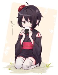  blush cromi_(shiki) eating flower food green_eyes hair_flower hair_ornament japanese_clothes kimono onigiri seiza shikihime_zoushi short_hair sitting solo thighhighs yukata 