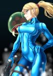  1girl blonde_hair blue_eyes bodysuit breasts covered_navel gun hand_on_hip highres metroid metroid_(creature) mole ponytail samus_aran shunzou skin_tight smile solo thigh_strap weapon zero_suit 