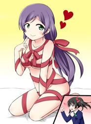  2girls black_hair bow breasts chiro-minami gaijin_4koma green_eyes hair_bow heart highres long_hair love_live!_school_idol_project multiple_girls naked_ribbon open_mouth purple_hair red_eyes ribbon smile toujou_nozomi twintails yazawa_nico 