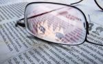  brown_eyes glasses nagato_yuki newspaper purple_hair reflection short_hair suzumiya_haruhi suzumiya_haruhi_no_yuuutsu wallpaper 