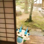  architecture ayu_(mog) east_asian_architecture koma-san looking_at_viewer no_humans open_mouth photo_background sliding_doors solo tree waving youkai_watch 