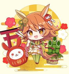  +_+ 1girl :d animal_ears arrow_(projectile) blush brown_background brown_eyes brown_hair brown_sandals checkered_background chibi commentary_request daruma_doll egasumi flower frilled_sleeves frills full_body green_kimono green_thighhighs hair_between_eyes hair_flower hair_ornament hakama hakama_short_skirt hakama_skirt hamaya holding holding_arrow horse_ears horse_girl horse_tail japanese_clothes kadomatsu kimono long_sleeves matikanefukukitaru_(umamusume) sandals shide skirt smile solo standing tail terimuku thigh-highs torii umamusume white_hakama wide_sleeves yellow_flower zouri 