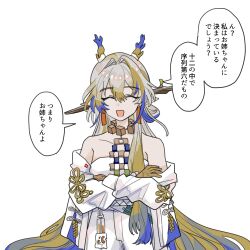  1girl :d ^_^ arknights bare_shoulders blonde_hair blue_hair closed_eyes colored_extremities commentary_request crossed_arms dragon_girl dragon_horns earrings facing_viewer grey_hair hair_between_eyes highres horns jacket jewelry kkngntinntm long_hair long_sleeves multicolored_hair necklace off_shoulder open_mouth pointy_ears shu_(arknights) simple_background smile solo speech_bubble split_mouth translation_request very_long_hair white_background white_jacket 